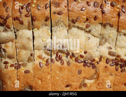 Ein Seitenblick auf einen Laib Getreidebrot Stockfoto