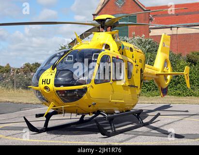 Luftaufnahme eines SSE-Hubschraubers, der auf dem Vorfeld des Blackpool Airport, Lancashire, geparkt ist. Rufzeichen G-SPHU. Im Besitz von Babcock International. Stockfoto