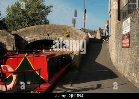 Skipton, North Yorkshire, Großbritannien. Farbenfrohes Kanalboot auf dem LEED-Liverpool-Kanal, das in Skipton festgemacht ist. Stockfoto