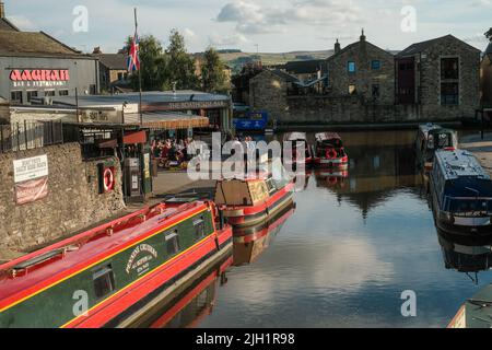 Skipton, North Yorkshire, Großbritannien. Farbenfrohes Kanalboot auf dem LEED-Liverpool-Kanal, das in Skipton festgemacht ist. Stockfoto