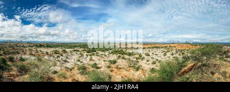 Eine Panoramaaufnahme eines Landes in der Tatacoa Wüste mit viel Grün und bewölktem Himmel in Villavieja, Kolumbien Stockfoto