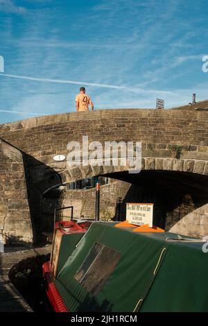 Skipton, North Yorkshire, Großbritannien. Ein Schmalboot auf dem Leeds - Liverpool Canal vor Skipton. Stockfoto