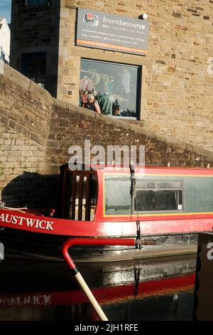 Skipton, North Yorkshire, Großbritannien. Farbenfrohes Kanalboot auf dem LEED-Liverpool-Kanal, das in Skipton festgemacht ist. Stockfoto