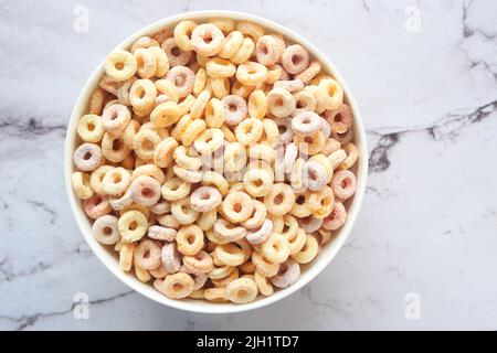 Nahaufnahme von bunten Getreideflocken in einer Schüssel Stockfoto