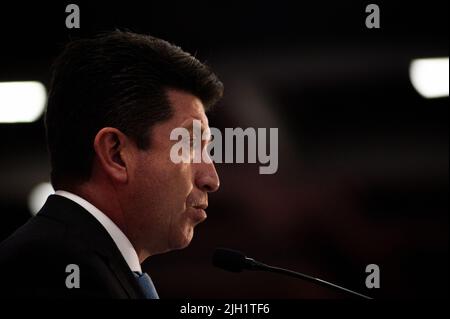 Der kolumbianische Verteidigungsminister Diego Molano spricht während des Abschlussberichts des kolumbianischen Verteidigungsministeriums über die Verantwortlichkeiten vor dem Übergang der Regierung zu Stockfoto