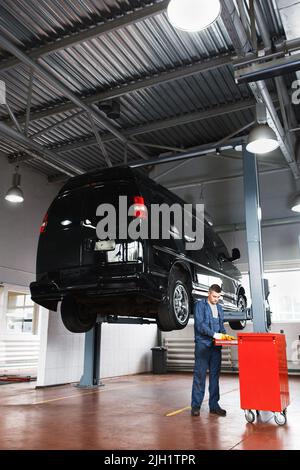 Reparaturwerkstatt für Minibusse, Autowartung Stockfoto