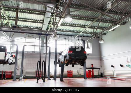 SUV-Wartung an einer professionellen Tankstelle Stockfoto