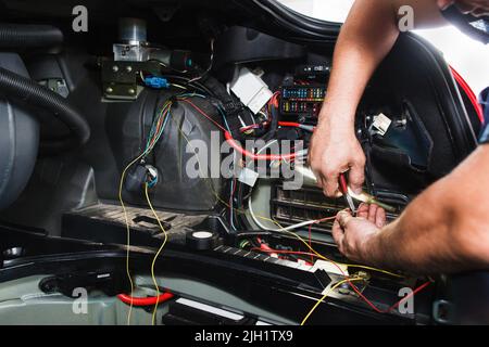 Elektriker arbeitet mit Elektroblock im Auto Stockfoto