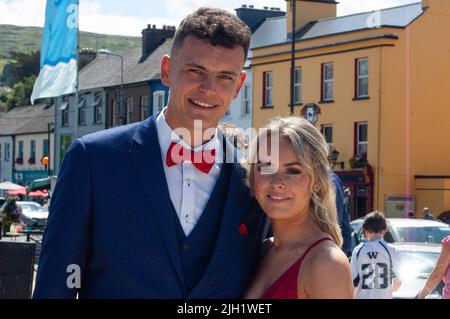 Donnerstag, 14. Juli 2022, Bantry West Cork Irland; Studenten von Colaiste Phobail Beanntrai waren gut gelaunt, als sie sich auf den Weg zum Debs-Ball im Wienerwald in Cork machten. Die Sonne schien, als die Tempraturen 21 Grad erreichten, als sie sich auf dem Wolfe Tone Square versammelten. Molly O'Leary, Bantry mit ihrem Date Liam Harrington freuten sich auf Tanz und Wahnvorfreude. Credit ED/Alamy Live News Stockfoto