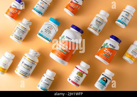 Vitamine Mineralien und Mikronährstoffe aus dem iHerb-Muster. Viele verschiedene Gläser. Biologisch aktive Lebensmittelzusatzstoffe Nahrungsergänzungsmittel Set online kaufen Medikamente für die Gesundheit Kiew, Ukraine - 13. Juli 2022 Stockfoto
