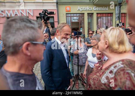 Swidnica, Breslau, Polen. 14.. Juli 2022. Donald Tusk traf sich mit den Bewohnern von Åšwidnica. Er sprach mit ihnen über die Probleme, die ihnen die heutigen Behörden bereiten. Die Bürger dankten ihm für den Kampf gegen Pis. In Bild: Donald Tusk (Bild: © Krzysztof Zatycki/ZUMA Press Wire) Stockfoto