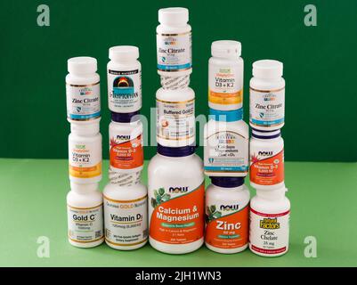 Vitamine, Mineralstoffe und Mikronährstoffe aus iHerb. Viele verschiedene Gläser. Biologisch aktive Lebensmittelzusatzstoffe. Nahrungsergänzungsmittel Set online kaufen. Medikamente für die Gesundheit. Kiew, Ukraine - 13. Juli 2022 Stockfoto