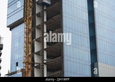 Ein riesiges Gebäude, viele Türme Baustellen mit Kränen und Gebäuden, Khobar, Saudi-Arabien, 31. Dezember 2021. Stockfoto