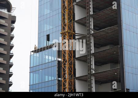 Ein riesiges Gebäude, viele Türme Baustellen mit Kränen und Gebäuden, Khobar, Saudi-Arabien, 31. Dezember 2021. Stockfoto