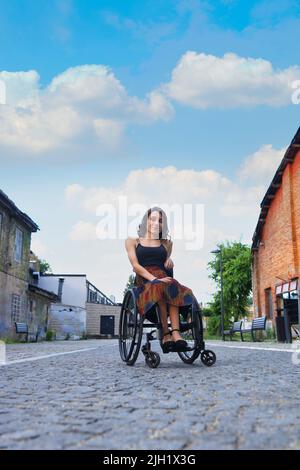 Optimistische junge Frau mit Querschnittslähmung. Hope-Konzept. Stockfoto