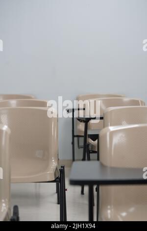 Leerer Unterricht an der Universität oder Schule mit Stühlen und Beistelltisch, die Stühle sind in Reihen angeordnet. Stockfoto