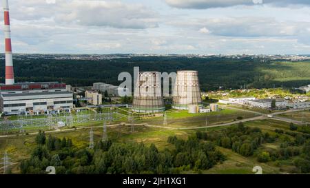 Luftansicht von Heizwerk und Wärmekraftwerk. Kombiniertes modernes Kraftwerk für die Fernwärme der Stadt. Industriegebiet von oben, Vilnius, Stockfoto