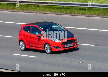 2014 rot schwarzer FORD FIESTA ZETEC S 988 ccm Benzin 5-Gang-Schaltgetriebe, kraftvoller 1,0-Liter-Wagen; unterwegs auf der M6 Motorway, Manchester, Großbritannien Stockfoto