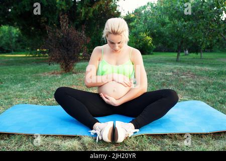 Schwanger Frau umarmt ihren Bauch, freien Raum Stockfoto