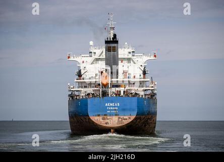 2022-07-14 11:10:13 ROTTERDAM - Ein Schiff an der Maasvlakte 2 vom Piet Hein, dem ehemaligen Vergnügungsboot der Königin Juliana gesehen. ANP SEM VAN DER WAL niederlande Out - belgien Out Stockfoto