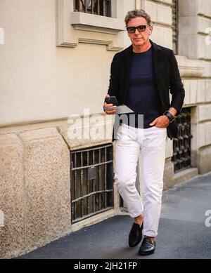 MAILAND, Italien - 20 2022. Juni: Männer auf der Straße in Mailand. Stockfoto