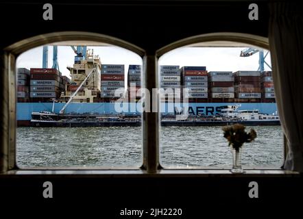 2022-07-14 11:59:07 ROTTERDAM - Ein Containerschiff an einem Containerterminal auf Maasvlakte 2 vom Piet Hein, dem ehemaligen Vergnügungsboot der Königin Juliana aus gesehen. ANP SEM VAN DER WAL niederlande Out - belgien Out Stockfoto