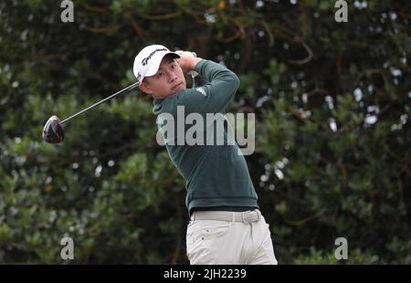 St. Andrews, Großbritannien. 14.. Juli 2022. Der Amerikaner Collin Morikawa fährt am Donnerstag, den 14. Juli 2022, mit dem 4.-Abschlag bei der Open Championship 150. im St Andrews Golf Club in St Andrews, Schottland. Foto von Hugo Philpott/UPI Credit: UPI/Alamy Live News Stockfoto