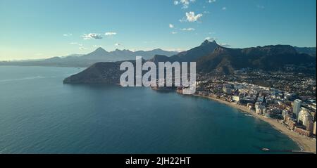 Drohnenansicht der Küstenlinie des Calpe Resort Stadtbildes an der Costa Blanca. Stadt in Comarca von Marina Alta Provinz Alicante, Spanien Stockfoto