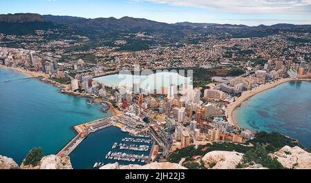 Luftdrohnenansicht vom Penon de Ifach Felsen auf malerischer Sicht Bucht des Mittelmeers, Bergkette, Stadtlandschaft, Costa Blanca, Spanien Stockfoto