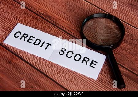 Notizblock mit Credit Score Text auf Holztisch. Gutschriftbewertung-Konzept Stockfoto