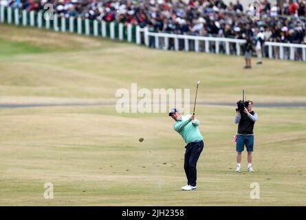 Padraig Harrington aus der Republik Irland spielt am ersten Tag der Open auf dem Old Course, St. Andrews, vom Fairway 1.. Bilddatum: Donnerstag, 14. Juli 2022. Stockfoto