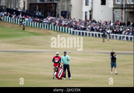 Padraig Harrington aus der Republik Irland spielt am ersten Tag der Open auf dem Old Course, St. Andrews, vom Fairway 1.. Bilddatum: Donnerstag, 14. Juli 2022. Stockfoto