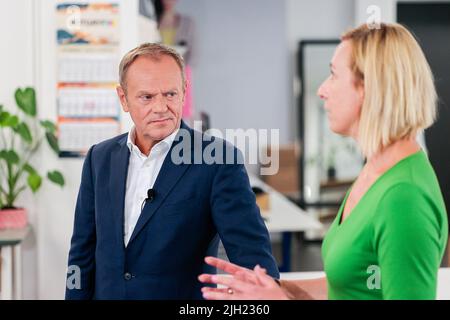 Swidnica, Breslau, Polen. 14.. Juli 2022. Donald Tusk traf die Besitzer einer Bekleidungsfabrik in Åšwidnica. Er sprach mit ihnen über die Probleme moderner Behörden. Über die ständig wachsenden Kosten für die Aufrechterhaltung des Unternehmens. Auf dem Foto: Donald Tusk (Bild: © Krzysztof Zatycki/ZUMA Press Wire) Stockfoto