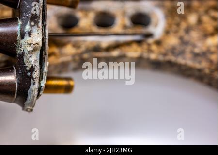 Ersetzen eines Waschbecken Wasserhahn durch eine neue Baugruppe. Stockfoto