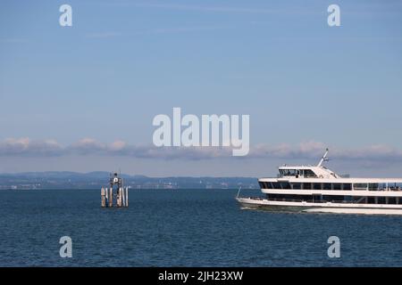 Motorschiff am Bodensee. Abfahrt vom hafen in lindau in Richtung schweiz. An einem blau-sonnigen Tag mit Blick auf die schweizer alpen Stockfoto