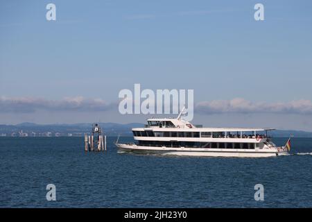 Motorschiff am Bodensee. Abfahrt vom hafen in lindau in Richtung schweiz. An einem blau-sonnigen Tag mit Blick auf die schweizer alpen Stockfoto