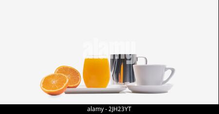 Ein Glas Orangensaft mit Orangen und einer Tasse Kaffee Stockfoto