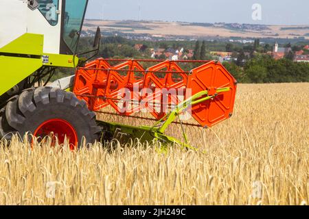 Getreideernte im Landkreis Bad Dürkheim (Rheinland-Pfalz, 14. Juli 2022) Stockfoto