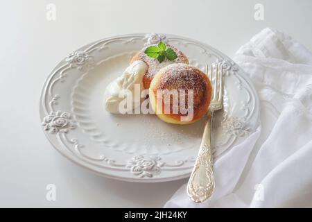 Käsekuchen Frühstück oder Dessert Syrniki, Quark Quark Pfannkuchen. Quark-Pfannkuchen, Syrniki, Ricotta-Fritten auf weißer Keramikplatte. Hea Stockfoto