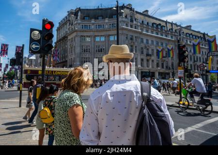 London, Großbritannien. 14. Juli 2022. Einkäufer in der Oxford Street, während die Hitzewelle anhält. Am Vortag berichtete das Amt für Nationale Statistik (ONS), dass bis Anfang Juli insgesamt 200.247 COVID-Todesfälle registriert wurden. Die Daten zu den Fällen stammen hauptsächlich aus der wöchentlichen Infektionsbefragung VON ONS, die letzte Woche einen Höchststand seit April zeigte. In der letzten Juni-Woche wurde geschätzt, dass 2,7 Millionen Menschen COVID-19 in Privathaushalten hatten, ein Anstieg von 18 % gegenüber 2,3 Millionen in der Vorwoche, da eine neue Welle des Virus Großbritannien trifft, hauptsächlich getrieben von den Omicron-Subvarianten BA.4 und BA.5. Cr Stockfoto