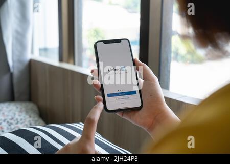 CHIANG MAI, THAILAND, 12. JULI 2022 : Eine Frau hält das Apple iPhone XS mit LinkedIn-Anwendung auf dem Bildschirm.LinkedIn ist eine Foto-Sharing-App für Stockfoto