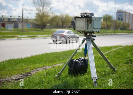 Radar zur Festsetzung der Geschwindigkeit des Autos. Stockfoto