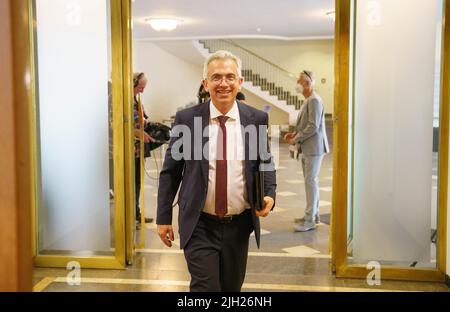 Frankfurt, Deutschland. 14.. Juli 2022. 14. Juli 2022, Hessen, Frankfurt/Main: Frankfurts Oberbürgermeister Peter Feldmann (SPD) kommt zur Ratssitzung im Römer. Die Römer-Koalition will hier den Abwahlprozess für den umstrittenen Bürgermeister einleiten. Foto: Frank Rumpenhorst/dpa Quelle: dpa picture Alliance/Alamy Live News Stockfoto