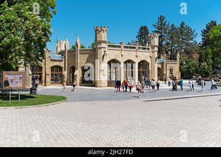 Die Narzannaya Gallery ist ein historisches Gebäude am Kurortny Boulevard Stockfoto