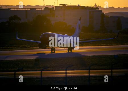 Der norwegische Air Shuttle Boeing 737-86J (REG: LN-NIB) in der Lackierung „Helmer Hanssen“ beim Start nach Sonnenuntergang. Stockfoto