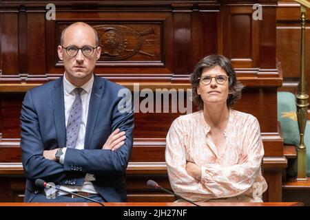 Der Vizepremierminister und Finanzminister Vincent Van Peteghem und die Energieministerin Tinne Van der Straeten im Bild während einer Plenarsitzung des Plenarsaals im Bundestag in Brüssel am Donnerstag, den 14. Juli 2022. BELGA FOTO NICOLAS MAETERLINCK Stockfoto