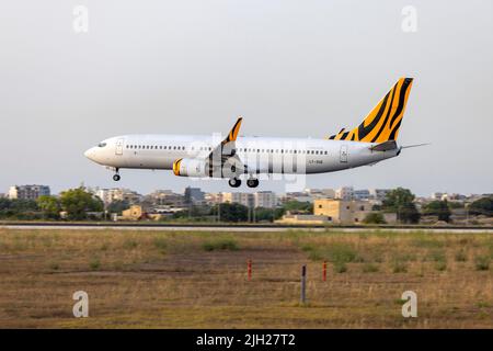 GetJet Airlines Boeing 737-8FE (Reg.: LY-DUE), die für Air Malta in Teilweise Tigerair Australia-Lackierung tätig ist. Stockfoto