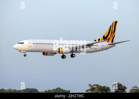 GetJet Airlines Boeing 737-8FE (Reg.: LY-DUE), die für Air Malta in Teilweise Tigerair Australia-Lackierung tätig ist. Stockfoto