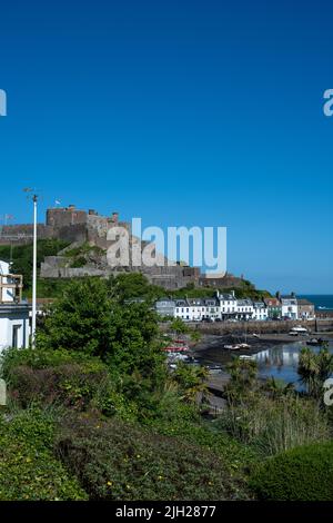 Das ikonische Schloss EMont Orgueil, das den Eingang zum Hafen von Gorey der britischen Kronenabhängigkeit von Jersey, den Kanalinseln und den Britischen Inseln bewacht. Stockfoto