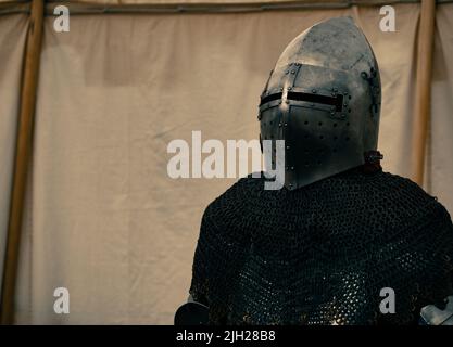 Dramatische mittelalterliche Panzerszene mit Helm Stockfoto